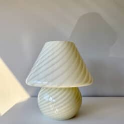 Gul Murano mushroom lampe med swirl