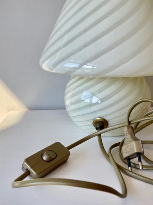 Gul Murano mushroom lampe med swirl
